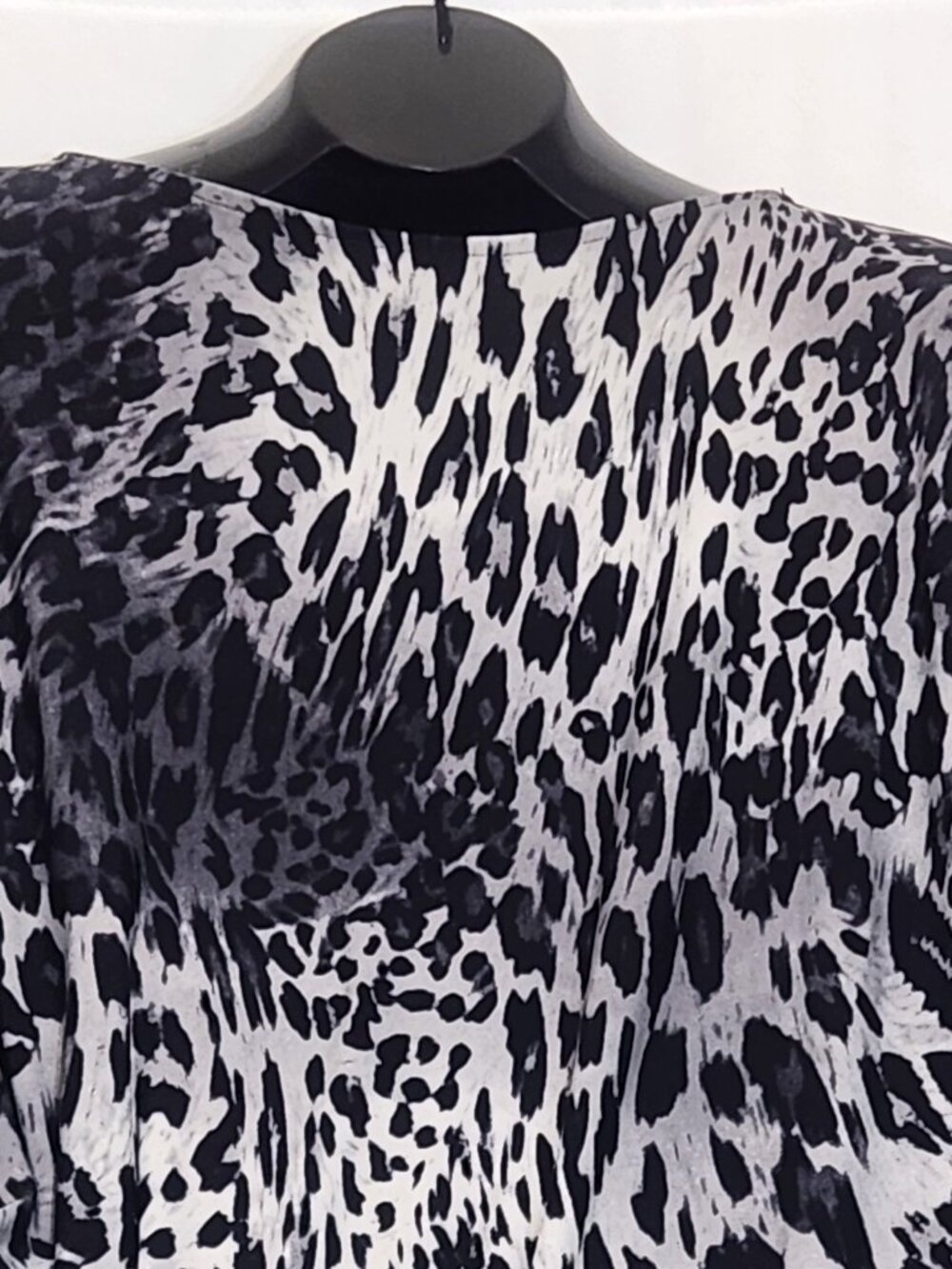 NWT Iman Global Chic Animal Print Top M Gray Black Boatneck ¾ Sleeve HSN - Picture 3 of 10